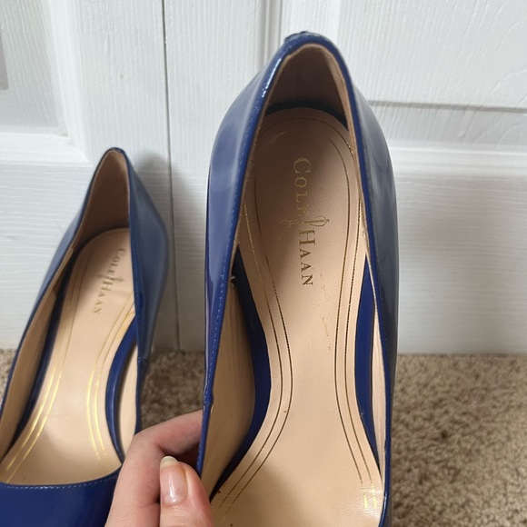 👠 Cole Haan - Vintage Cobalt Blue Patent Leather Pumps - Picture 2 of 7